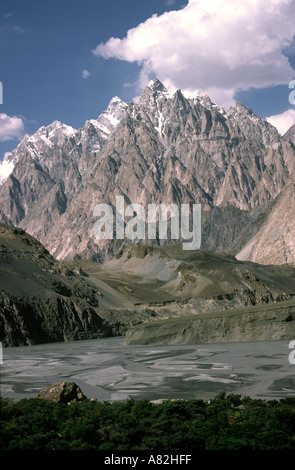 Pakistan Azad Kaschmir Gulmit Pasu Gipfeln und Hunza-Fluss Stockfoto