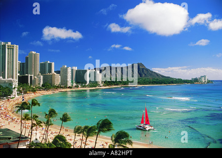 Waikiki Beach und Diamond Head mit Katamaran und Beach front Hotels auf der Insel Oahu in Hawaii Stockfoto