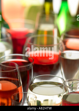 Wein in Flaschen und Gläser Stockfoto