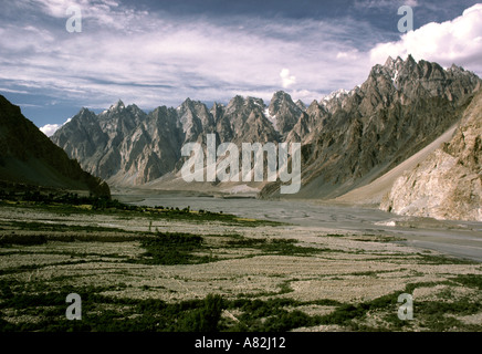 Pakistan Azad Kaschmir Gulmit Pasu Gipfeln und Hunza-Fluss Stockfoto