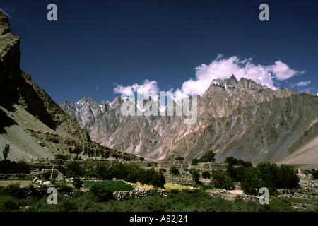 Pakistan Azad Kaschmir Pasu Gipfeln über Gulmit Dorf Stockfoto