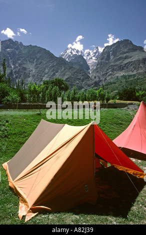 Pakistan Azad Kaschmir Gulmit Zelte im Village Inn Gulmit mit Ultar peak Stockfoto