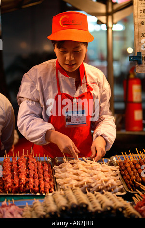 China, Beijing, Essen Nightmarket in Richtung Wang Fu Jing Street Stockfoto