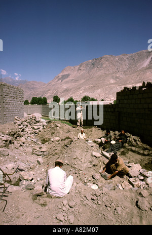 Pakistan Azad Kaschmir Gilgit Construction Site Männer Graben Grundlagen Stockfoto