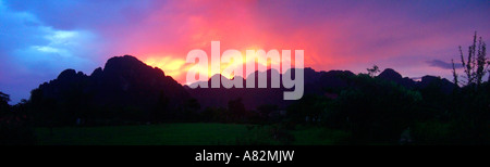 Sonnenuntergang hinter den Bergen in Vang Vieng Laos JPH0018 Stockfoto