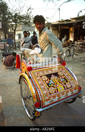 Pakistan Süden Punjab Bahawalpur Fahrradrikscha und Treiber Stockfoto