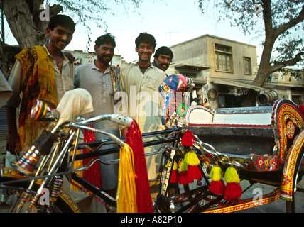 Pakistan Süden Punjab Bahawalpur Zyklus Rickshaw mit ungewöhnlichen vertikalen Sattel Stockfoto