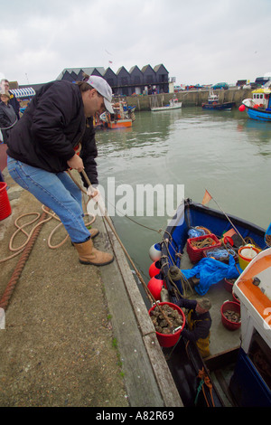 Graham West entladen Tage fangen Andy Reichtümer an Bord der Oyster Angeln Boot The Misty Oyster Angeln Whitstable Kent f Stockfoto