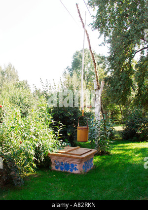Gut mit Kran zum Wasserholen in Zalipie Polen Stockfoto