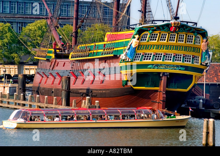 Amsterdam Kanalboot tour am historischen Hafen Museumsschiff Amsterdam Nachbildung der East India Company Schiff 17. Jahrhundert Stockfoto
