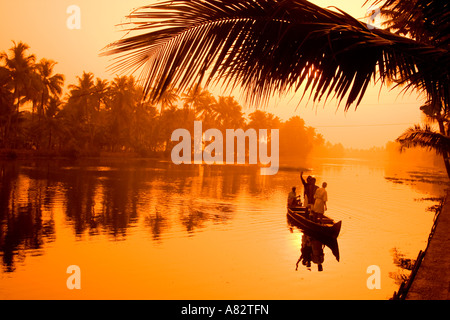 Indien-Kerala Backwaters Indianer im Kanu Stockfoto