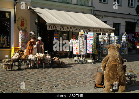 Berlin Mitte Nikolaiviertel-Souvenir-Shop in der Nähe von Nicolai-Kirche Stockfoto