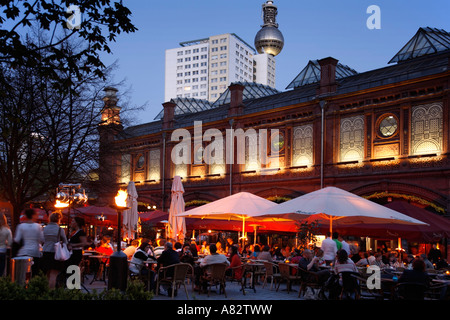 Berliner Hackesch Markt in Sommers Touristenmagnet mit Cafés Restaurants S Bahn Station Menschen Stockfoto