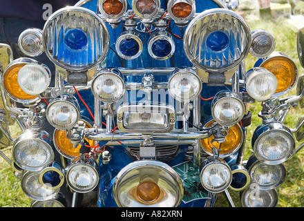 Scooter accessorised mit einer großen Anzahl von Scheinwerfern Stockfoto