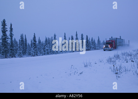 LKW auf verschneiten Straßen, Alaska, USA Stockfoto