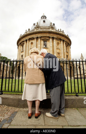 zwei ältere Touristen in Oxford vor Radcliffe Camera Stockfoto