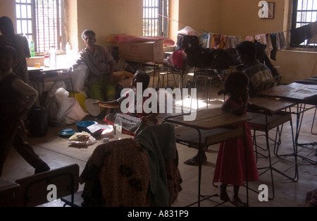 Vertriebenen verwenden lokale Schule als Flüchtlingslager nach dem Tsunami in Asien, Batticaloa, Sri Lanka Jan. 2005 © Mark Shenley Stockfoto