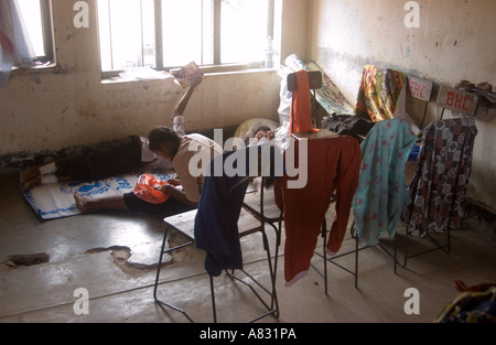 Vertriebenen verwenden lokale Schule als Flüchtlingslager nach dem Tsunami in Asien, Batticaloa, Sri Lanka Jan. 2005 © Mark Shenley Stockfoto