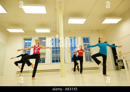 Modernen Tanz-Klasse mit Mädchen im Teenageralter in Fredericton, New Brunswick Kanada Stockfoto