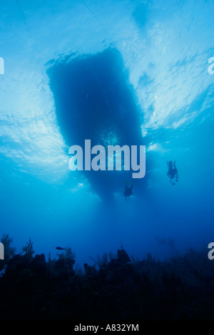 Taucher, die zum Boot auf den Bahama-Inseln aufsteigen Stockfoto