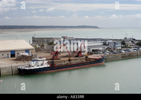 Frachtschiff verladen mit Schrott von Greifer-Krane, Granville, Bretagne, Frankreich Stockfoto