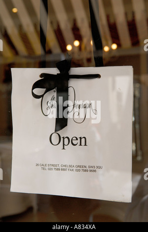 Collete Dinnigan Kleidungsgeschäft, Fenster-Tür mit Schild "geöffnet" Chelsea Green London 2006 Stockfoto