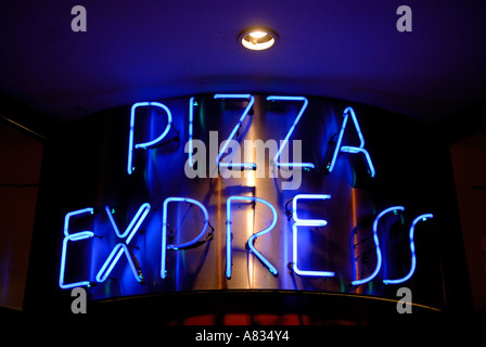 Leuchtreklame nachts Pizza Express Stockfoto