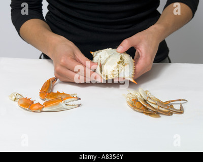 Teil einer Serie von Fotos zeigen richtig hin zu gedämpftem roten Krabben essen Stockfoto