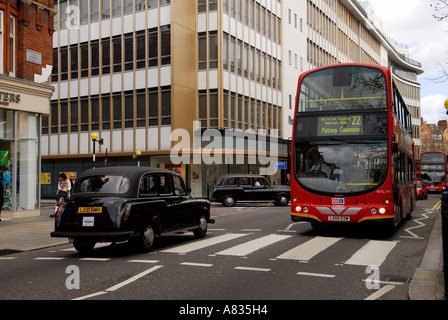 London Taxi und roten Busse außerhalb der Abteilung Speichern Peter Jones Kings Rd Chelsea London Stockfoto