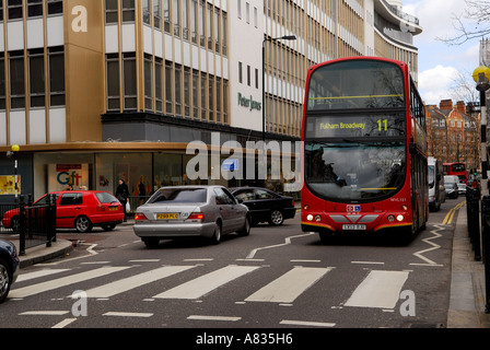 Rote Busse außerhalb des Kaufhauses "Peter Jones' Chelsea London. Stockfoto