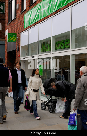 Waitrose High Street Supermarkt von außen. Leute, die einkaufen. Kings Road, Chelsea London, 2006 2000er Jahre, Großbritannien HOMER SYKES Stockfoto