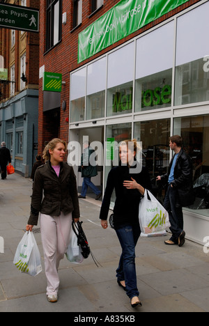 Waitrose-Einkaufstaschen aus Kunststoff. Junge Frauen kaufen Kings Road Waitrose, einen Lebensmittelmarkt. Chelsea, London, 2006 2000er Jahre, Großbritannien HOMER SYKES Stockfoto