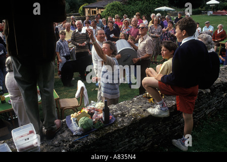 Preisverlosung bei Eastleach Turville jährliches Dorffest Gloucestershire UK 1990s 1993 HOMER SYKES Stockfoto