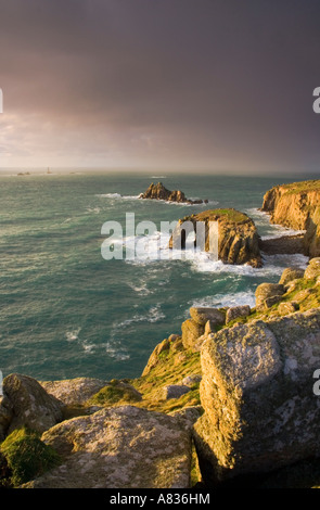 Ein Sturm zieht auf Lands End Cornwall UK Stockfoto