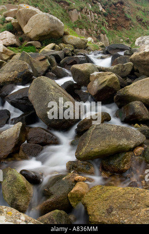 Wasser fließt zwischen Felsen. Stockfoto