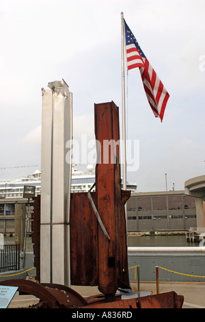 Amerikanische Flagge hinter Fensterrahmen aus World Trade Center Stockfoto