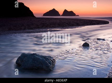 Abstrakten Blick auf den Fluss fließt über den Strand von Holywell Bay Cornwall UK Stockfoto