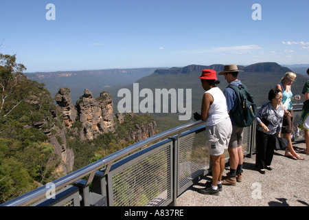 Touristen auf die Three Sisters in den Blue Mountains in der Nähe von Sydney NSW Australia Stockfoto