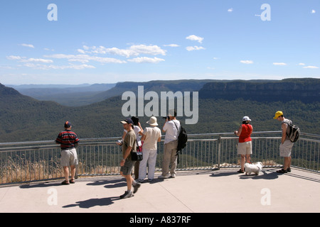 Touristen auf die Three Sisters in den Blue Mountains in der Nähe von Sydney NSW Australia Stockfoto