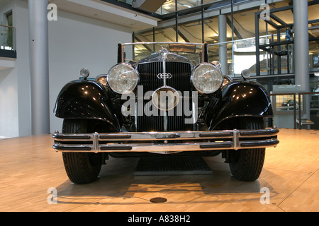 Eine klassische Audi auf Volkswagons-Glas-Fabrik in Dresden, Deutschland Stockfoto