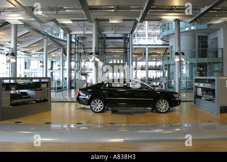 Ein VW Phaeton am Volkswagons-Glas-Fabrik in Dresden, Deutschland Stockfoto