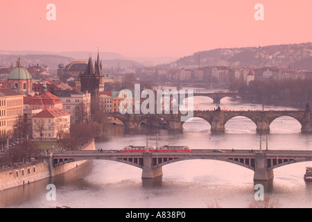 Die Moldau durch erging und die Karlsbrücke Stockfoto