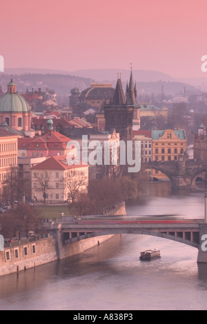 Die Moldau durch Prag und die Karlsbrücke im Hintergrund Stockfoto