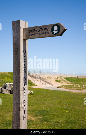 Wegweiser am Start Ziel Offa s Dyke Langdistanz Fußweg in Prestatyn Denbighshire Nordwales UK Stockfoto