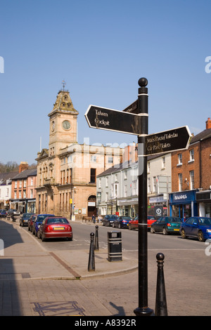 Welshpool Powys Mitte Wales UK. Touristischer Wegweiser und Rathaus 1874 in der High Street Stockfoto