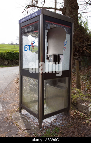 Geschändeter modernen ländlichen Telefonzelle mit Loch durch zerbrochenes Glasfenster Conwy North Wales UK Stockfoto