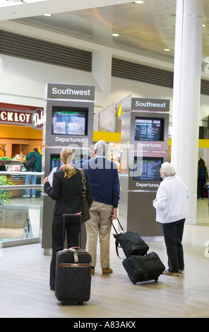 Reisende zu überprüfen ihre Abfahrtszeiten im Südwesten am Los Angeles International Flughafen terminal Stockfoto