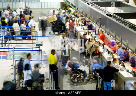 Reisende warten ein Ticketschalter im Tom Bradley International Terminal am Los Angeles International Airport Stockfoto