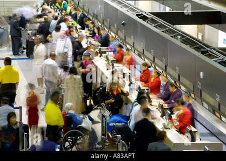 Reisende warten ein Ticketschalter im Tom Bradley International Terminal am Los Angeles International Airport Stockfoto