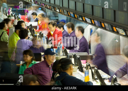 Reisende warten am Ticketschalter im Tom Bradley terminal am Los Angeles International Airport Stockfoto